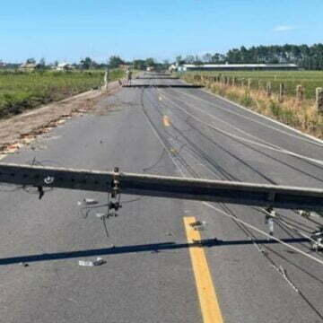 Rodovia de Jaguaruna é liberada após remoção de quase 30 postes que caíram por causa de tornado Rodovia de Jaguaruna é liberada após remoção de quase 30 postes que caíram por causa de tornado