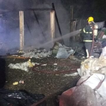 Funcionário demitido é suspeito de atear fogo em empresa de reciclagem