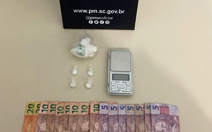 Mulher é presa em flagrante fazendo tele-entrega de drogas Mulher é presa em flagrante fazendo tele-entrega de drogas