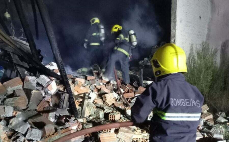 Prédio industrial fica parcialmente destruído após incêndio, em Sangão