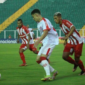Hercílio Luz vence partida e assume a liderança do Campeonato Catarinense Hercílio Luz vence partida e assume a liderança do Campeonato Catarinense
