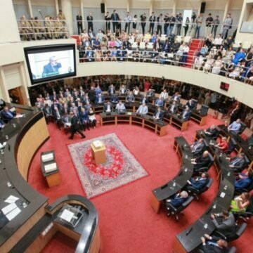 Deputados estaduais eleitos são oficialmente empossados e Alesc elege nova mesa diretora