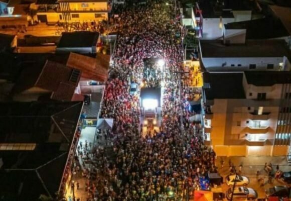 Após dois anos, mais de 150 mil foliões curtem o Carnaval de Laguna