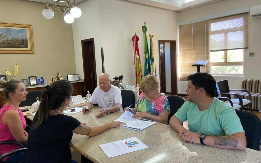 Capivari de Baixo assina convênio que regulariza repasses do Ministério da Saúde à Apae do município