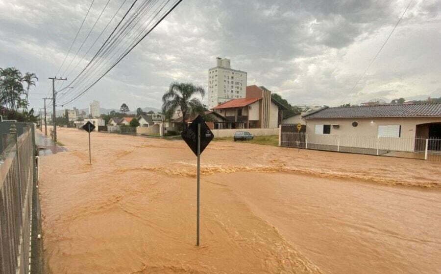 Ruas de Braço do Norte ficam alagadas após córrego transbordar com a chuva