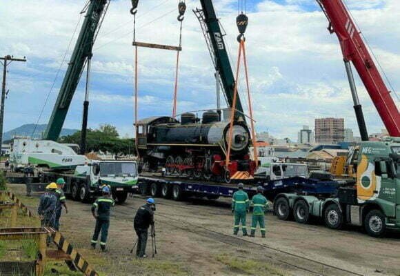 Locomotiva histórica começa a ser transportada de Tubarão para Pedras Grandes