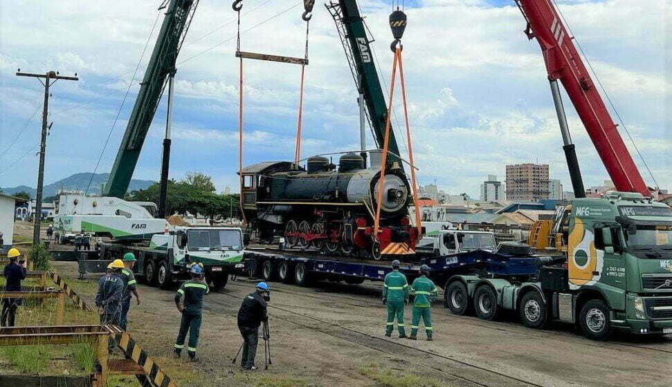 Locomotiva histórica começa a ser transportada de Tubarão para Pedras Grandes