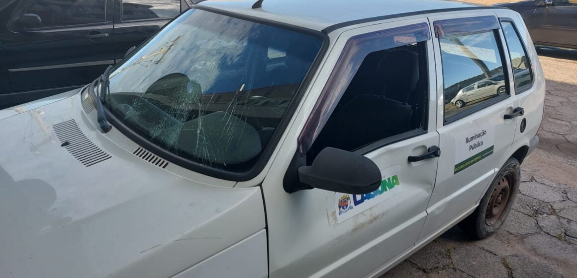 Jovem de 21 anos é detido suspeito de danificar veículos da Prefeitura de Laguna Jovem de 21 anos é detido suspeito de danificar veículos da Prefeitura de Laguna