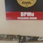 Um homem foi preso após tentar invadir a Unidade Básica de Saúde (UBS) do bairro Laranjeiras, em Pescaria Brava, para tentar matar a companheira. Ele estava armado com uma faca. O caso acontece na quarta-feira (1º). Pessoas que estavam no local acionaram a Polícia Civil. Os agentes se deslocaram rapidamente para a unidade e prenderam o homem. Os envolvidos foram conduzidos até a delegacia, onde formalizado o auto de prisão em flagrante em desfavor do autor.