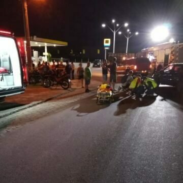 Duas pessoas ficam feridas após colisão entre moto e carro