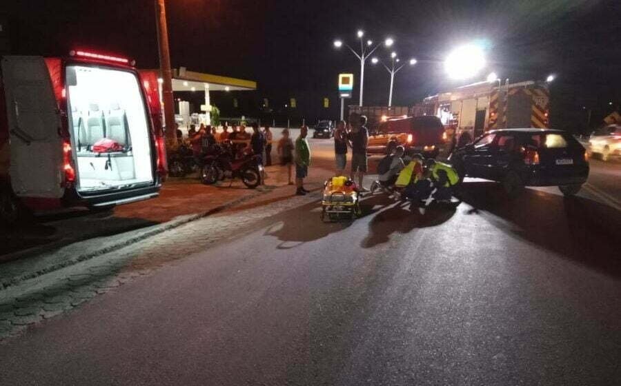 Duas pessoas ficam feridas após colisão entre moto e carro Duas pessoas ficam feridas após colisão entre moto e carro