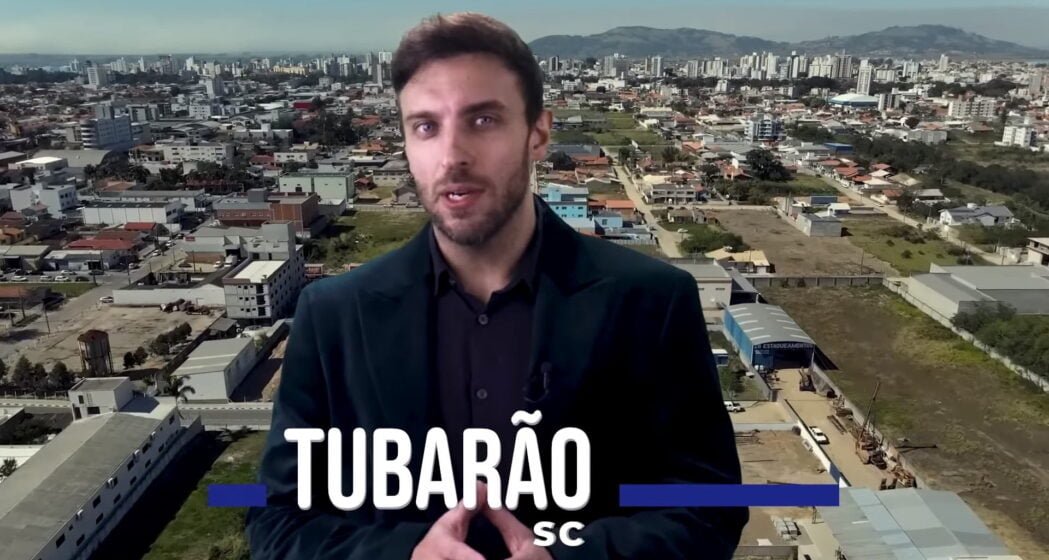 Humorista Léo Lins causa polêmica ao fazer vídeo para divulgar show em Tubarão