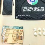 Jovem tenta fugir, joga drogas e dinheiro no chão, mas acaba preso