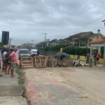 Moradores da Praia do Cardoso fazem manifestação por conclusão de obra (1)