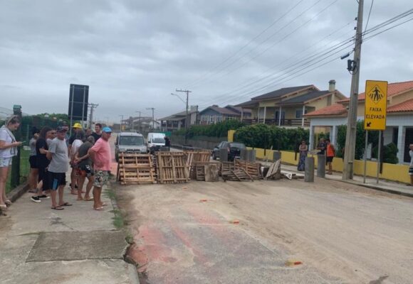 Moradores da Praia do Cardoso fazem manifestação por conclusão de obra