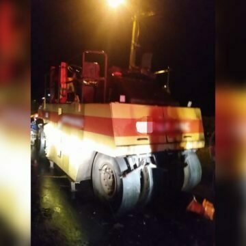 Motociclista fica ferido depois de colidir contra rolo compactador em Sangão