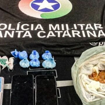 Traficante com mandado de prisão pula a janela, foge da polícia e deixa pacotes de drogas para trás