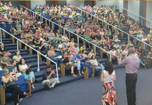 Educadores da rede municipal de ensino recebem palestra em Tubarão