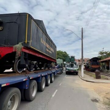 Segunda parte da locomotiva de Pedras Grandes chega ao município Segunda parte da locomotiva de Pedras Grandes chega ao município