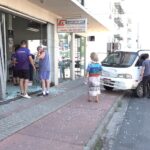 Van tem falha mecânica e colide contra porta de loja em Tubarão