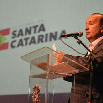 Após ataque em Blumenau, Governo de SC colocará profissional armado em cada escola estadual em até 60 dias Após ataque em Blumenau, Governo de SC colocará profissional armado em cada escola estadual em até 60 dias