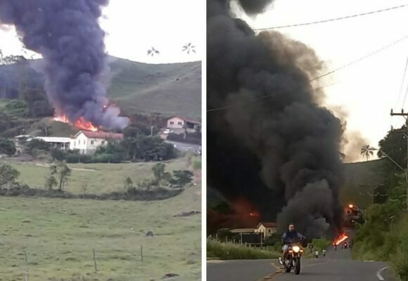 Caminhão carregado de combustíveis pega fogo após capotar em Armazém, VÍDEO