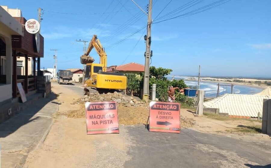 Alvo de protesto da comunidade, obras no acesso ao Farol de Santa Marta são retomadas