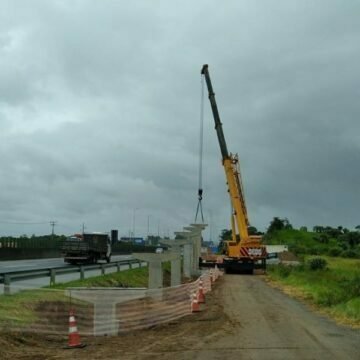 Construção de passarela na BR101 em Laguna avança