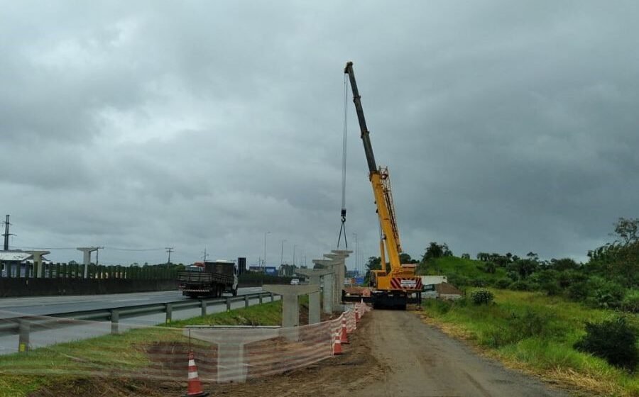 Construção de passarela na BR101 em Laguna avança