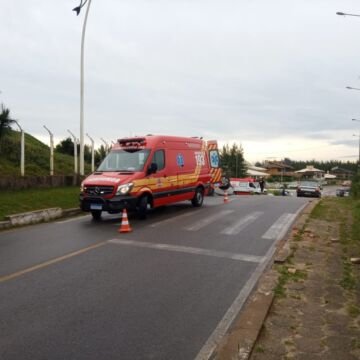 Veículo tomba na curva do Iró, em Laguna Veículo tomba na curva do Iró, em Laguna