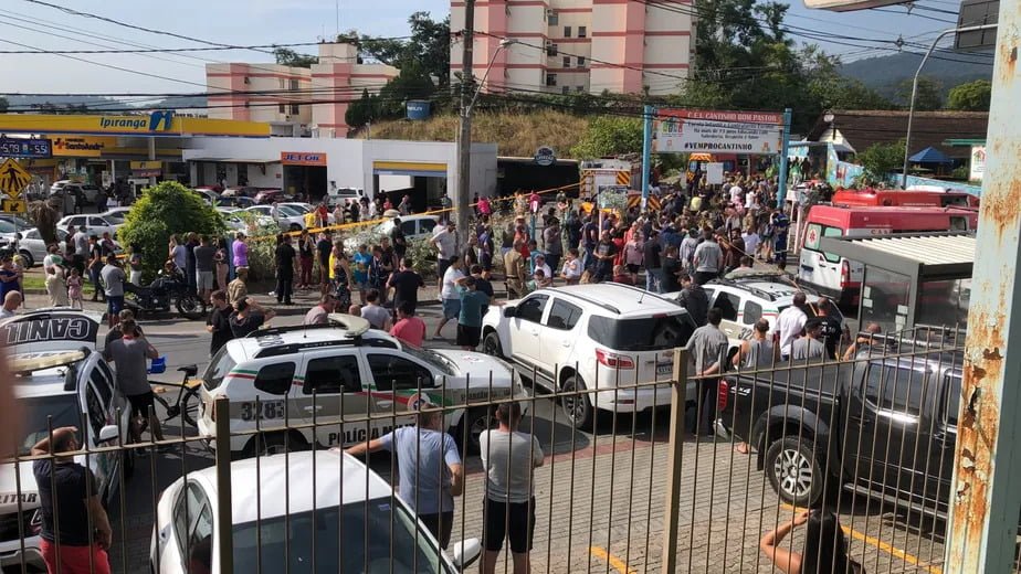 Armado de machadinha, homem invade creche em Blumenau e mata quatro crianças