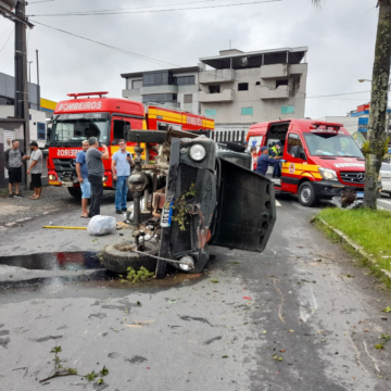 Motorista de uma caminhonete capota em Orleans após ficar sem freio Motorista de uma caminhonete capota em Orleans após ficar sem freio