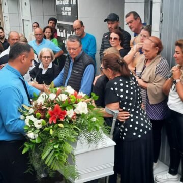 Familiares e amigos se despedem do ator Jeff Machado