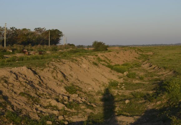 Barreira de contenção é construída para prevenir inundações no Campo da Eira