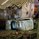 Carro colide contra residência em Imbituba