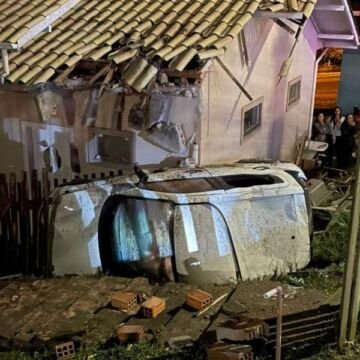 Carro colide contra residência em Imbituba Carro colide contra residência em Imbituba