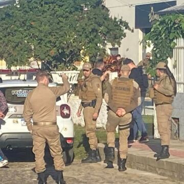 Homem invade residência e esfaqueia mãe em Balneário Gaivota