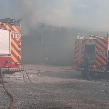Incêndio destrói depósito de empresa de eletrônicos em Tubarão
