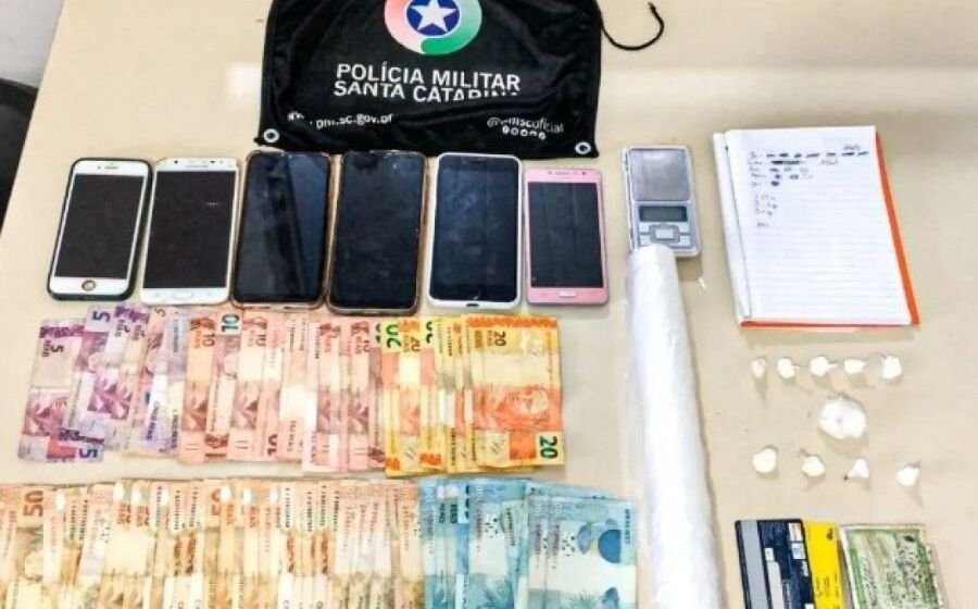Policiais prendem casal com drogas e dinheiro em Tubarão