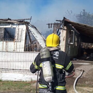 Residência em Tubarão é consumida por incêndio Residência em Tubarão é consumida por incêndio