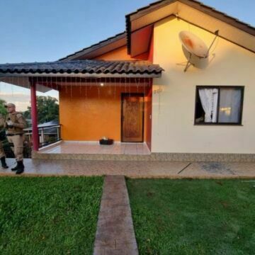 Pai mata filha e namorado em tiroteio no Oeste de Santa Catarina Pai mata filha e namorado em tiroteio no Oeste de Santa Catarina