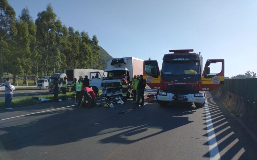 Acidentes envolvendo quatro caminhões interrompem trânsito na BR-101 Sul