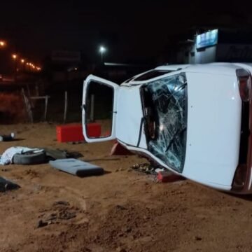Veículo capota na SC-435 no município de Armazém