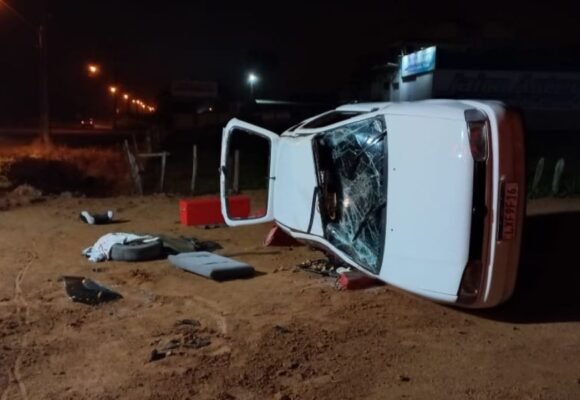 Veículo capota na SC-435 no município de Armazém