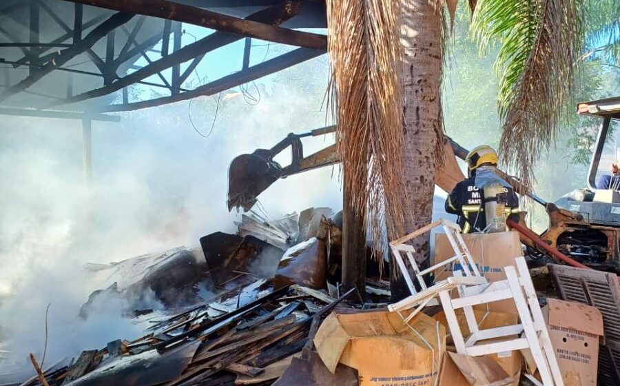 Incêndio atinge edificação industrial no KM 60 em Tubarão Incêndio atinge edificação industrial no KM 60 em Tubarão
