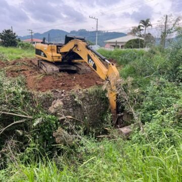 Defesa Civil de Tubarão inicia limpeza de canal no Km 60 Defesa Civil de Tubarão inicia limpeza de canal no Km 60