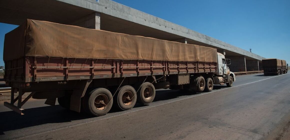 Eixos suspensos de caminhões carregados passam a ser cobrados no trecho Sul da BR-101