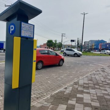 Parquímetros para estacionamento rotativo de Laguna começam a ser instalados Parquímetros para estacionamento rotativo de Laguna começam a ser instalados