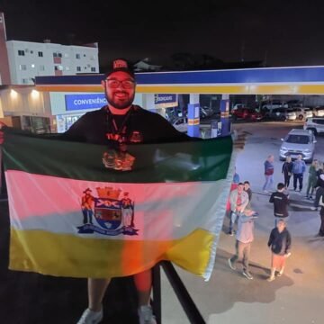 Atleta Vinicius Izidoro é recebido com festa em Laguna após conquistas mundiais no jiu-jitsu Atleta Vinicius Izidoro é recebido com festa em Laguna após conquistas mundiais no jiu-jitsu