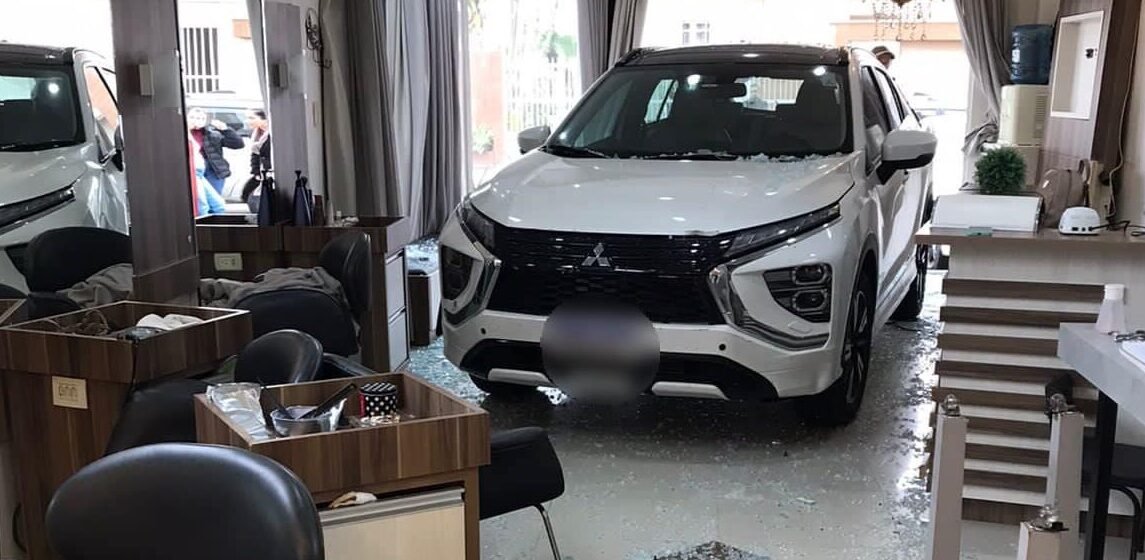 Carro invade salão de beleza após motorista perder o controle em Jaguaruna